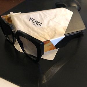 Beautiful Fendi oversize sunglasses